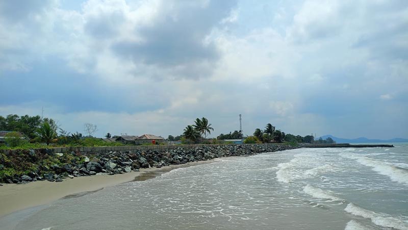 Bupati Andi Rudi Latif Bangun Siring Laut di Pagatan, Antisipasi Gelombang Pasang GELOMBANG PASANG-Pembangun siring laut sepanjang 560 meter di Pagatan, Kecamatan Kusan Hilir, untuk mengantisipasi gelombang pasang. (ist)