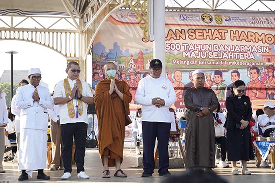 Jalan Santai Lintas Agama Diwarnai Doa Bersama DOA bersama lintas agama mewarnai kegiatan jalan sehat harmoni yang diselenggarakan FKUB Kota Banjarmasin.(foto:mb/ist)