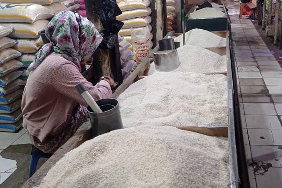 Harga Beras dan Daging Naik HARGA NAIK - Harga sejumlah komoditas pangan di pasar tradisional kembali mengalami kenaikan, termasuk harga beras, daging sapi, gula, dan telur.(foto:mb/ant)