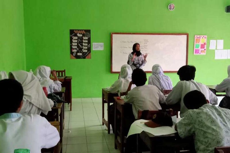 Guru-Santri Dilarang Main Handphone di Pesantren SUASANA pembelajaran di salah satu pesantren. Kementerian Agama (Kemenag) melarang penggunaan gawai atau handphone bagi santri dan guru di satuan pendidikan keagamaan binaan.