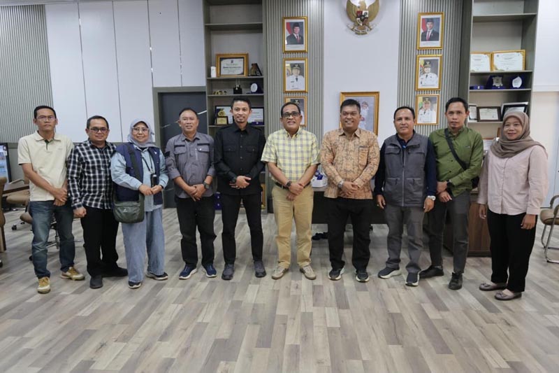 Bupati Sahrujani Terima Kunjungan Direktur Hilirisasi Kementan RI PROGRAM STRATEGIS-Bupati HSU Sahrujani menerima kunjungan Direktur Hilirisasi Kementan RI Bahas Program Strategis di ruang kerja Bupati HSU. (yusuf)
