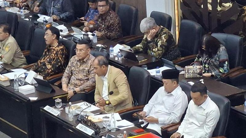 Nusron Wahid Kesal Dicecar Wartawan MENTERI ATR/BPN Nusron Wahid (kedua dari kanan) saat hadir di DPR usai ramai kasus OTT KPK.