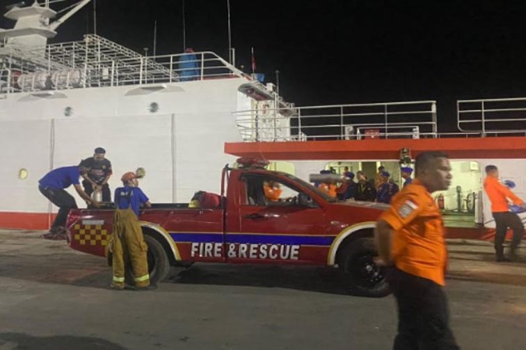 Pemkab Banjar Kerahkan Empat Penyelam DINAS Pemadam Kebakaran dan Penyelamatan (DPKP) Kabupaten Banjar mengirimkan empat personel penyelam terbaiknya untuk membantu operasi pencarian dan pertolongan korban kecelakaan KM Virgo Transport 8, Banjarmasin, beberapa waktu lalu.(Foto:mb/ant/mc kominfo bjr)