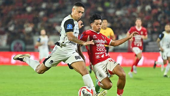 Rahmat Arjuna Usai Pukul Rifad:Saya Menyesal dan Minta Maaf Berebut Bola - Pesepak bola Persija Jakarta Bruno Nunes De Barros (kiri) berebut bola dengan pesepak bola Bali United Rahmat Arjuna (kanan).(foto:mb/ant)