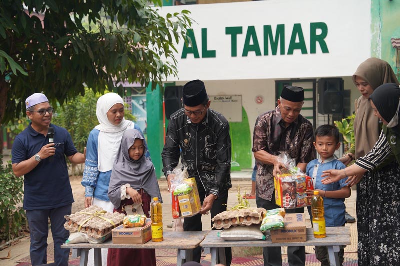 551 Anak Yatim di Balangan Menerima Bantuan Sembako ANAK YATIM-: Penyerahan bantuan sembako kepada anak yatim binaan Yayasan Al Tamar Balangan.(ist)