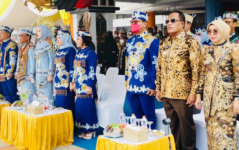 Bupati HSU Hadiri Upacara Hari Jadi ke-67 Kabupaten Barito Selatan HARIJADI-Bupati HSU Sahrujani dan Ketua TP PKK HSU Hj Murniati menghadiri acara Hari Jadi Kabupaten Barito Selatan ke- Tahun. (yusuf)