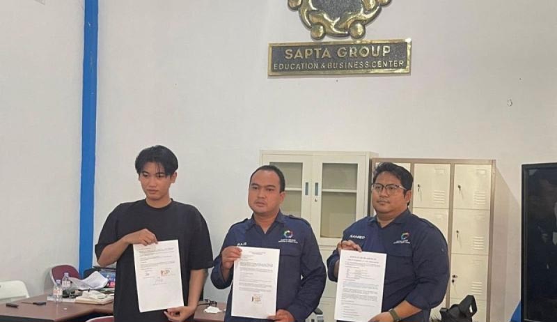 YSBP gelar rakor dan klarifikasi pemberitaan program 1000 sarjana Univsm SURAT PERNYATAAN-Foto bukti usai penandatanganan surat pernyataan klarifikasi program 1000 sarjana di Kampus Univsm, Paringin. (ant)