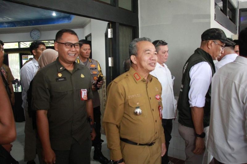 BNPB dan Kemenhut Tinjau Karhutla, Kalsel Bantu Kalteng Sekretaris Daerah Provinsi (Sekdaprov) Kalimantan Selatan, HM Syarifuddin ketika menghadiri rapat teknis penanganan Karhutla di Kalsel bersama Kepala BNPB dan Menteri Kehutanan di VIP Room Bandara Internasional Syamsudin Noor