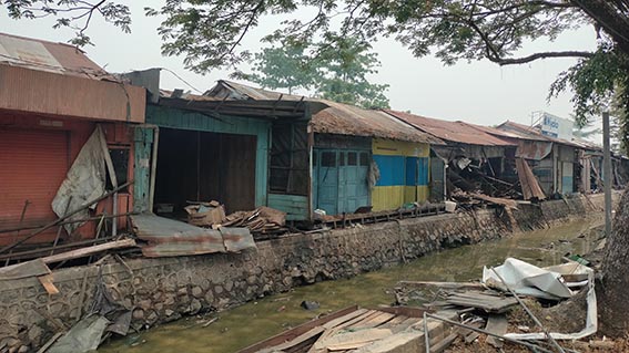 44 Kios di Jalan A Yani 2 Ditertibkan BANGUNAN kios di sepanjang Sungai Veteran atau A Yani II Kecamatan Banjarmasin Timur mulai dibersihkan/dibongkar.(foto:mb/ist)