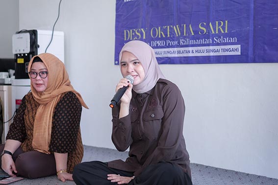 Desy Ajak Warga Kandangan Perkuat Gotong Royong Wakil Ketua DPRD Provinsi Kalimantan Seatan, Desy Oktavia Sari saat melaksanakan sosialisasi revitalisasi nilai-nilai Pancasila sebagai bagian dari kehidupan sehari-hari (Foto:mb/ist)
