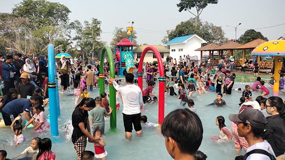 Taman Jahri Saleh Kini Jadi Primadona JADI FAVORIT - Kolam renang Jahri Saleh kini menjadi salah satu tempat wisata keluarga favorit. (foto:mb/ist)