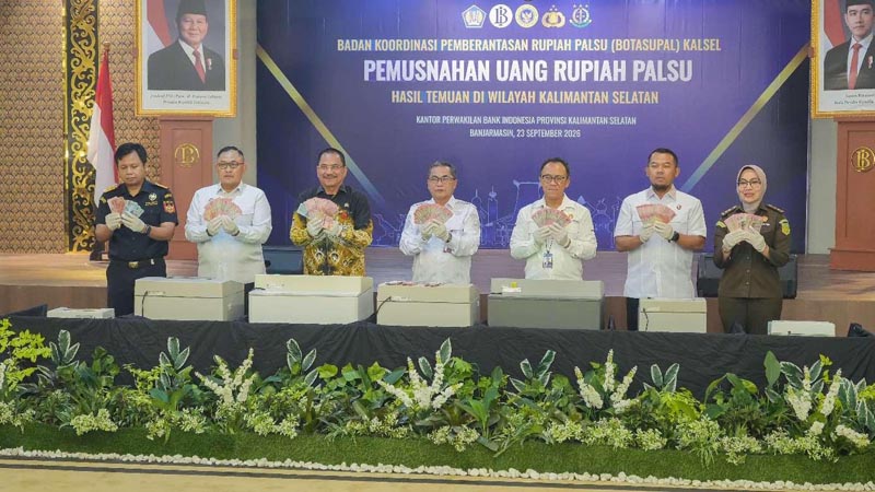 BI dan Botasupal Musnahkan 36.315.000 Rupiah Uang Palsu PEMUSNAHAN UANG PALSU - Kantor Perwakilan Bank Indonesia Provinsi Kalimantan Selatan bersama Badan Koordinasi Pemberantasan Rupiah Palsu (BOTASUPAL) Kalimantan Selatan melaksanakan pemusnahan uang Rupiah palsu sebanyak 375 lembar atau senilai Rp36.315.000 sepanjang Januari-Mei 2026 di kantor Perwakilan Bank Indonesia Kalimatan Selatan, Rabu (23/9). mb/fadilah