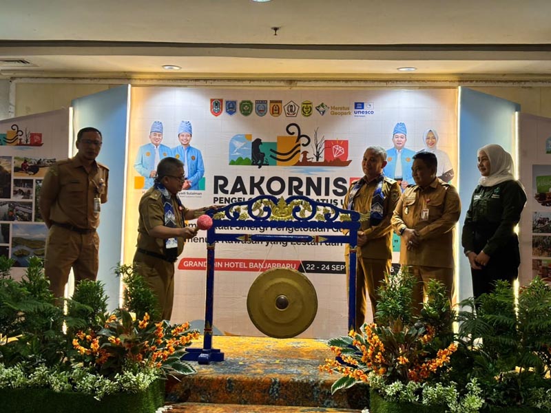 Gubernur : Pengelolaan Meratus UGG Berorentasi Pengembangan Pariwasata Asisten Bidang Perekonomian dan Pembangunan Setdaprov Kalsel, Ariadi Noor saat memukul gong sebagai tanda dibukanya Rapat Koordinasi Teknis (Rakornis) Pengelola Situs Meratus UNESCO Global Geopark Tahun 2026 di Hotel Grand Qin, Kota Banjarbaru