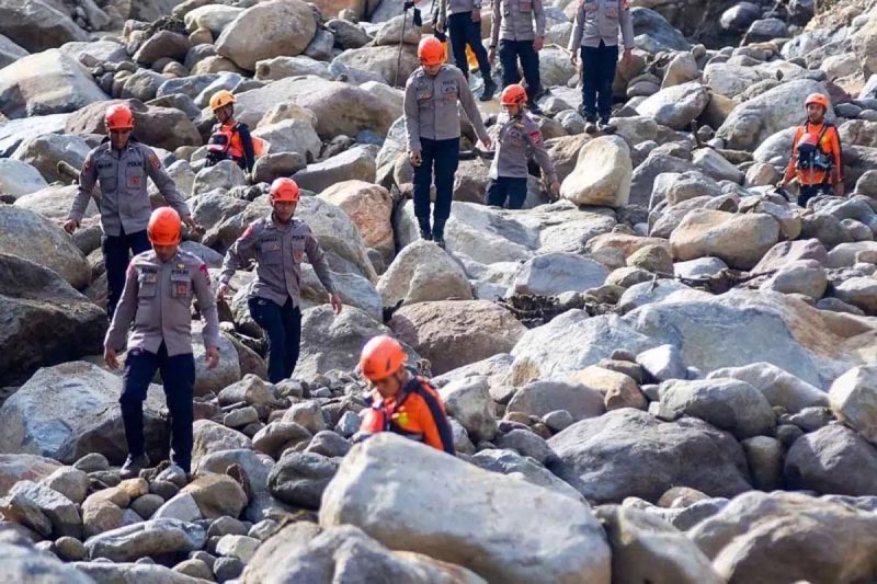 Tim SAR Gabungan Melakukan Pencarian Korban Banjir Bandang Di Arosuka