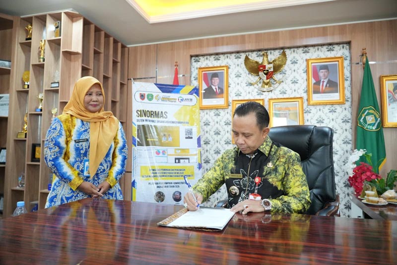 Pejabat Pemkab Tapin Dukung Aksi Perubahan Sinormas KUNJUNGAN-Bupati Tapin H Yamani saat menerima kunjungan Widi Handayani SE MM Kepala Bidang Politik Dalam Negeri dan Organisasi Kemasyarakatan (Poldagri) Badan Kesbangpol Tapin selaku Inovator aplikasi Sinormas Badan Kesbangpol Tapin. (herman)