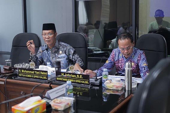 Dewan Dukung Kemandirian Vokasi PIMPIN RAPAT - Ketua Komisi II DPRD Kalsel Muhammad Yani Helmi saat memimpin rapat kerja gabungan bersama komisi IV untuk membedah pola tata kelola BLUD Sekolah SMKN di bawah naungan Dinas Pendidikan dan Kebudayaan Kalsel, Rabu (23/9) sore. (Foto: mb/edoy)