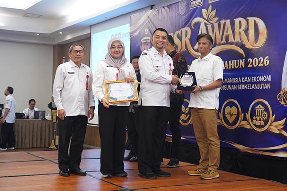 Bapperinda Gelar CSR Award SEKDA Kabupaten Banjar H Yudi Andrea didampingi Kepala Bapperida Hj Anna Rosida Santi dan Asisten Perekonomian dan Pembangunan Ikhwansyah menyerahkan penghargaan kepada pemenang CSR Award Kabupaten Banjar Tahun 2026.(foto:mb/ist)