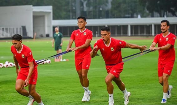 Indonesia Tantang Singapura di FIFA ASEAN Cup Pesepak bola Timnas Indonesia Dion Markx (kiri), Rizky Ridho (kedua kiri), Pelupessy (kedua kanan) dan Thom Haye (kanan) mengikuti sesi latihan di Stadion Madya, Senayan, Jakarta, Selasa (22/9).(foto:mb/ant