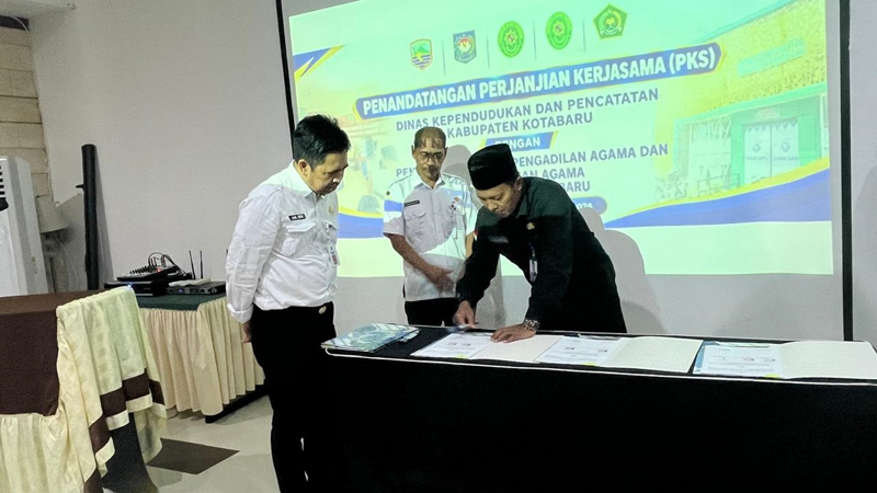 Disdukcapil Kotabaru Gelar Penandatanganan PKS Bersama Pengadilan Negeri, Pengadilan Agama, Dan Kementerian Agama Disdukcapil Kotabaru Gelar Penandatanganan PKS Bersama dengan Pengadilan Negeri, Pengadilan Agama, Dan Kementerian Agama. (ebet)
