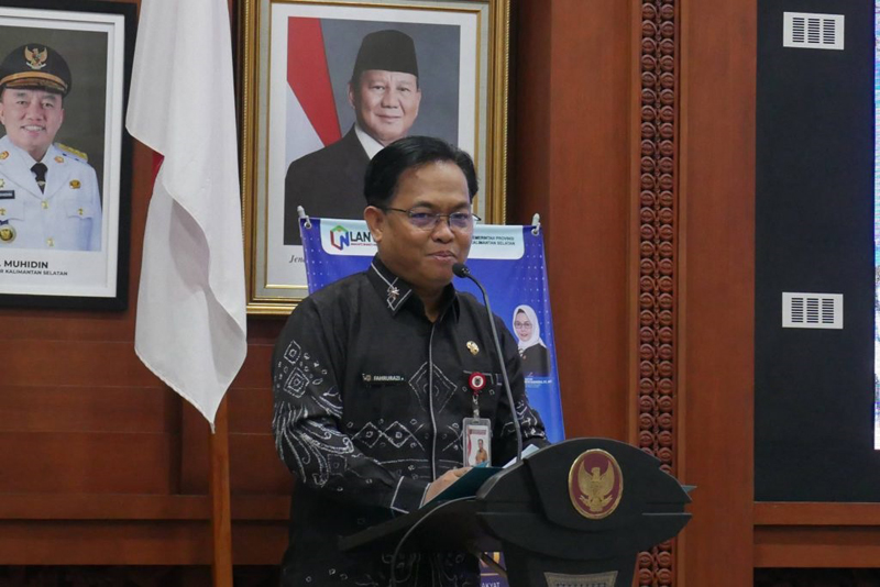 Pemprov Kalsel Siapkan Beasiswa Untuk Mahasiswa di Timur Tengah Kepala Biro Kesra Setdaprov Kalsel, H Fahrurazi saat membacakan sambutan Sekdaprov Kalsel, HM Syarifuddin pada pembukaan Rakor dan Sosialisasi Program Beasiswa serta Pengelolaan Asrama bagi Siswa yang Melanjutkan ke Perguruan Tinggi yang dilaksanakan Biro Kesra Setdaprov Kalsel