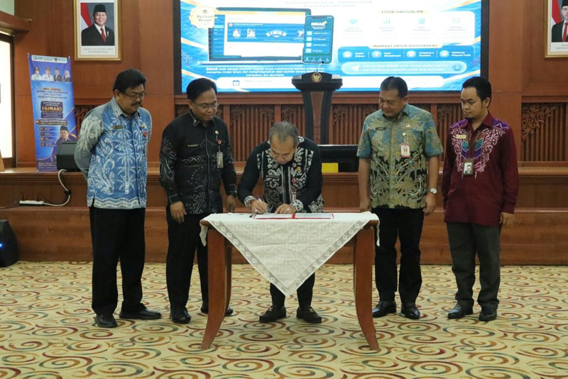 Sekdaprov Harapkan Aduan Masyarakat Cepat dan Tepat Ditanggapi Sekdaprov Kalimantan Selatan, HM Syarifuddin saat menandatangani berita acara launching aplikasi “SINAR” Biro Kesra Setdaprov Kalsel