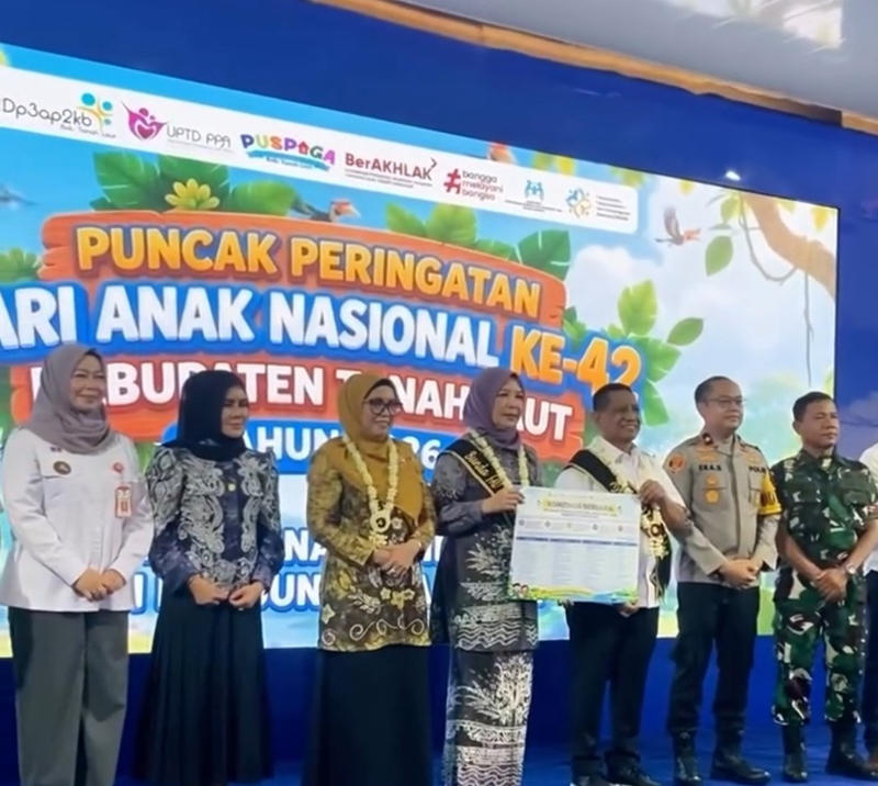 Wapub : Sayang Anak, Lindungi dan Bangun Masa Depan Wakil Bupati Tanah Laut (Tala), HM Zazuli bersama istri dalam kegiatan Puncak Peringatan HAN Ke 42.,