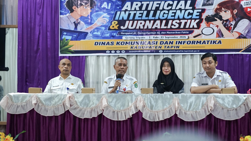Pelajar Tapin Ikuti Pelatihan Pengenalan Artificial Intelligence dan Jurnalistik JURNALISTIK-Kepala Dinas Kominfo Tapin Wahyudi Pranoto saat membuka kegiatan pengenalan AI dan Jurnalistik bagi pelajar di Tapin. (herman)