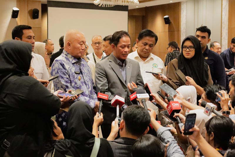 Gubernur Minta Dukungan Semua Pihak Tangani Karhutla GUBERNUR Kalimantan Selatan H Muhidin bersama Wamenko Bidang Pangan, Hanif Faisol Nurrofiq saat menyempaikan keterangan terkait penanganan Karhutla di Kalsel.