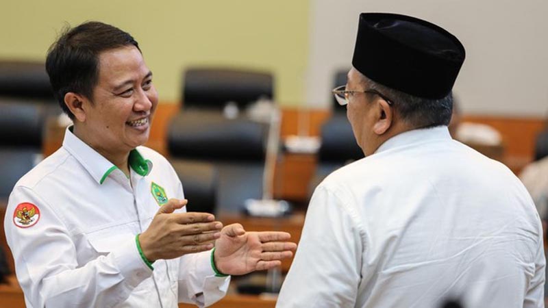 Pembagian Kuota Haji 50:50 Disebut Arahan dari Jokowi DIRJEN Penyelenggara Haji dan Umroh Kemenag Hilman Latief (kiri) berbincang dengan Wakil Ketua Komisi VIII DPR Abdul Wachid.