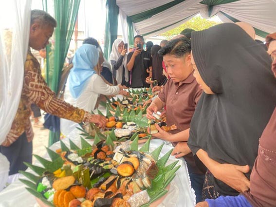 Tersedia 41 Macam Wadai Khas Banjar MASYARAKAT menikmati wadai 41 macam yng disajikan di rangkaian Harjad Kota Banjarmasin di depan Makam Sultan Suriansyah. (Foto:mb/kpc)
