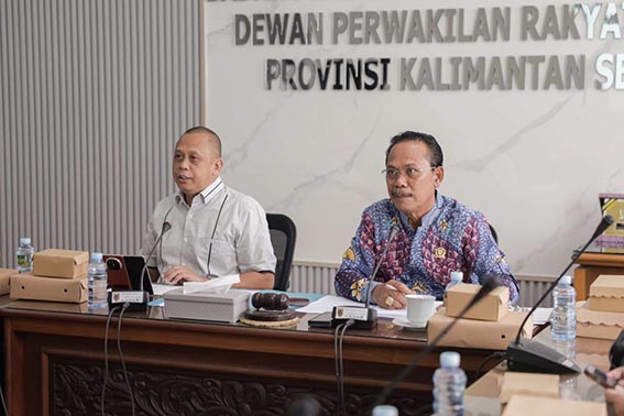Pansus Tatib Berkomitmen Selesai Secepatnya KETUA Pansus Tatib DPRD Kalsel, H Jahrian (kanan) saat memimpin rapat.(Foto; mb/rds)