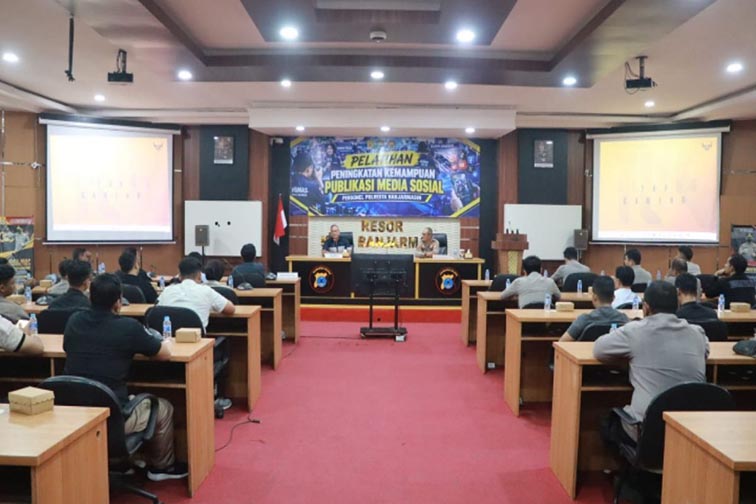 Polresta Perkuat Literasi Digital Personel Tangkal Hoaks POLRESTA Banjarmasin menggelar pelatihan peningkatan kemampuan publikasi media sosial bagi operator medsos dari setiap satuan fungsi dan Polsek jajaran di Aula Rupatama Polresta Banjarmasin, Kamis (24/9). (Foto:mb/ant/hms polresta bjm)