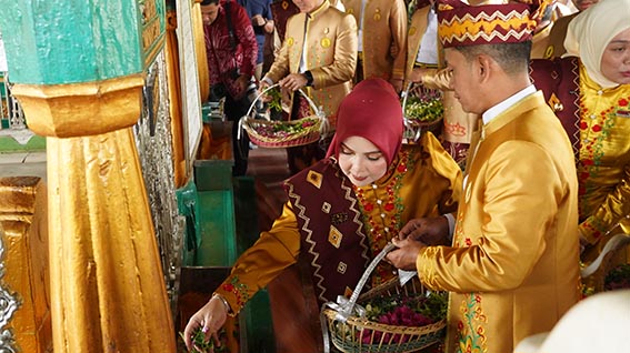 Walikota Ajak Warga Teladani Perjuangan Sultan Suriansyah WALIKOTA HM Yamin dan istri Neli Listriani menaburkan bunga di Makam Raja Banjar Sultan Suriansyah.(foto:mb/ist)
