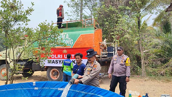 Polsek Murung Pudak Distribusikan Air Bersih DISTRIBUSIKAN AIR - Kapolsek Murung Pudak AKP Sunaryo saat mendistribusikan air bersih di wilayah Kadaman RT 7 dan RT 8, Desa Kapar pada Minggu (27/9) pagi.(foto:mb/ist)