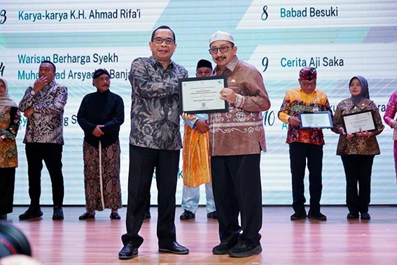 Pemkab Terima Penghargaan Melestarikan Naskah Kuno WABUP Kabupaten Banjar Habib Idrus Al Habsyi menerima penghargaan penetapan Warisan Berharga Syekh Muhammad Arsyad Al Banjari sebagai IKON Tahun 2026 dari Sekretaris Utama Perpusnas Joko Santoso.(foto:mb/ist)