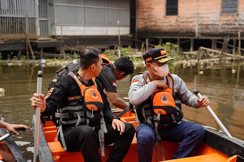 Walikota Beserta Kapolresta Banjarmasin Bergerak Cepat Atasi Sampah Wali Kota Banjarmasin H. Muhammad Yamin HR saat membersihkan sampah di kawasan Sungai Pemurus.ist
