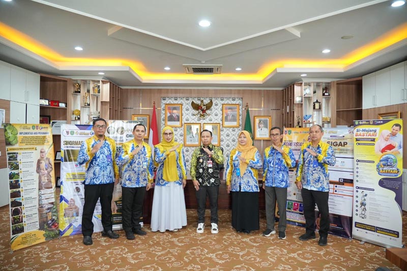Bupati Tapin Minta Inovasi PKA Tak Berhenti di Ruang Pelatihan Kepemimpinan BERSAMA-Bupati Tapin H Yamani saat foto bersama ASN peserta PKA angkatan III tahun 2026. (herman)