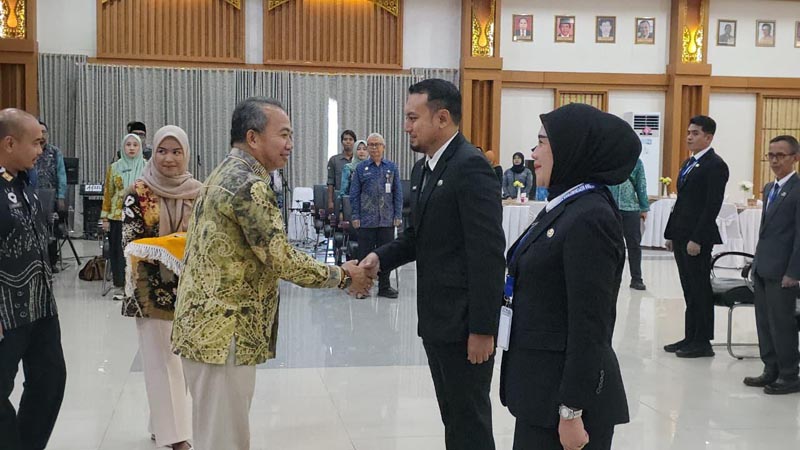 Gubernur Tekankan Proyek Perubahan Beri Manfaat bagi Masyarakat Sekdaprov Kalimantan Selatan, HM Syarifuddin saat melepas tanda peserta pelatihan kepemimpinan administrator (PKA) angkatan III tahun 2026, lingkup Provinsi, Kabupaten dan Kota serta instansi vertikal di Kalsel