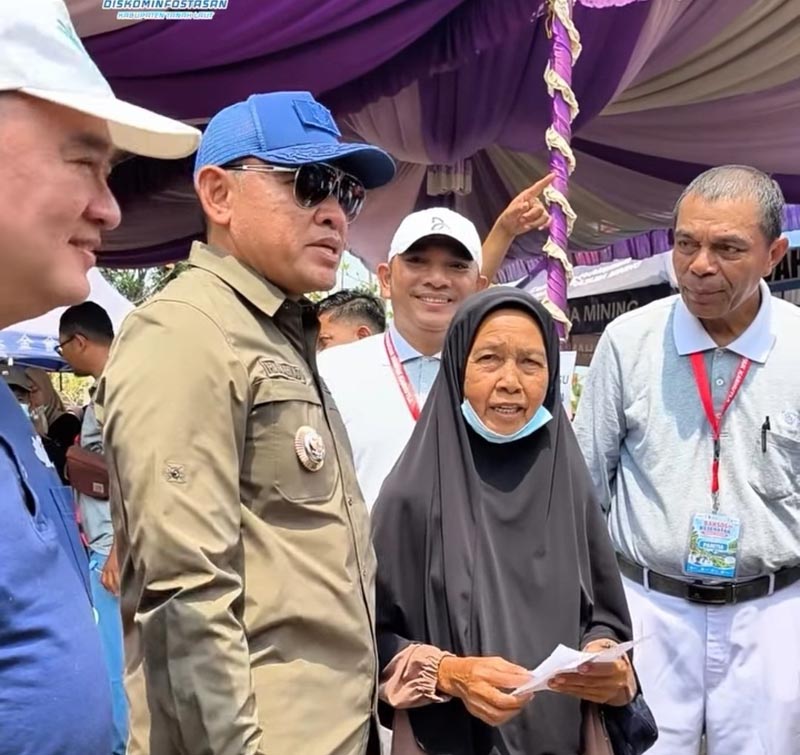 Bupati Tala Gelar Bakti Sosial Dan Kesehatan Bupati Tanah Laut (Tala) H Rahmat Trianto dalam kegiatan Bakti Sosial.