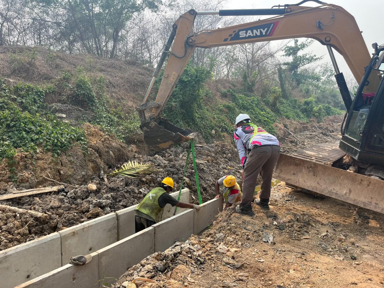 PEKERJA sedang membangun saluran drainase untuk memisah air lindi di TPA Basirih.(foto:mb/ist)