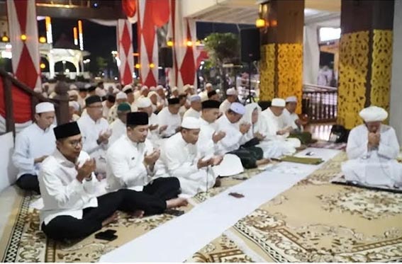 Peringati Harjad, Pemko Gelar Sholawat dan Salat Hajat WALIKOTA HM Yamin dan jajaran lingkup Pemko Banjarmasin doa bersama yang diawali salat hajat, dalam rangka memperingati Hari Jadi ke-500 Kota Banjarmasin, Kamis (24/9) malam.(foto:mb/ist)