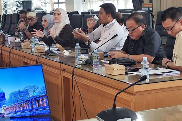 Komisi III DPRD Dorong Integrasi Rute Trans Banjarbakula RAPAT Dengar Pendapat Komisi III DPRD Kalsel bahas Trans Banjarbakula dipimpin Ketuanya Hj Mustaqimah di Banjarmasin, Kamis (24/9).(foto:mb/ant)
