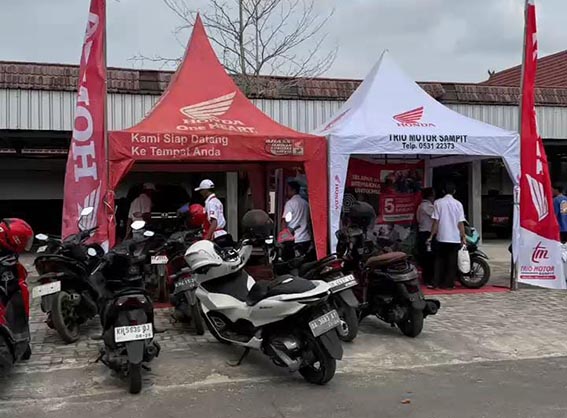Layanan ‘Jemput Bola’ Service Honda LAYANAN SERVICE - PT Trio Motor menghadirkan layanan purnajual melalui program Service Kunjung untuk Public Area yan digelar oleh Dealer Trio Motor Sampit.(foto:mb/ist)