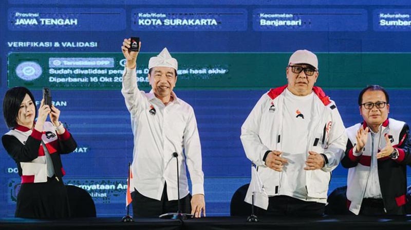 Gunrom: Harusnya Dia Nunjukin Ijazah S1 UGM JOKOWI saat memamerkan KTA PSI di Bandung, Jawa Barat.