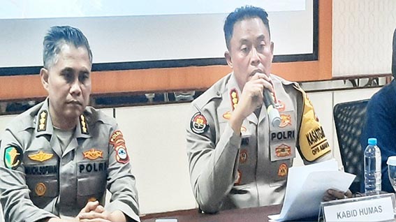 DVI Polda Kalsel Masih Identifikasi 32 Korban KM Virgo Kabid Humas Polda Kalsel, Kombes Pol Nur Khamid bersama Kabid Dokkes Polda Kalsel, Kombes Pol dr Much Sofwan menjelaskan proses identifikasi korban Kapal Virgo . (foto:mb/ant)