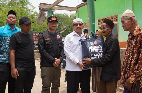 Pemkab Banjar Bantu Korban Puting Beliung WAKIL Bupati Banjar, Habib Idrus Al Habsyi saat menyerahkan bantuan logistik kepada warga yang terdampak angin puting beliung di Desa Pingaran Ilir. (foto:mb/ist)