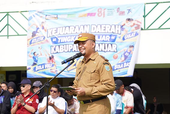 Sekda Banjar Buka Kejurda Pelajar SEKDA Banjar H Yudi Andrea memberikan sambutan saat membuka Kejuaraan Daerah (Kejurda) Pelajar Tahun 2026 tingkat Sekolah Dasar (SD) dan Sekolah Menengah Pertama (SMP) di Stadion Demang Lehman Martapura. (foto:mb/ist)
