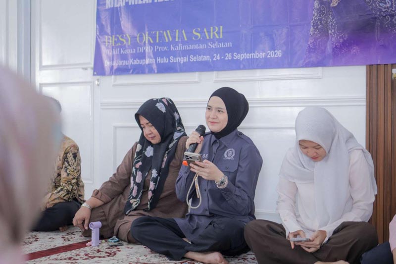 Desy Ajak Warga Tak Kehilangan Perhatian pada Persoalan Nyata Wakil Ketua DPRD Provinsi Kalimantan Selatan, Desy Oktavia Sari, saat Sosialisasi Revitalisasi dan Aktualisasi Nilai-Nilai Ideologi Pancasila (SOSREV) di Desa Jarau, Kabupaten Hulu Sungai Selatan.ist