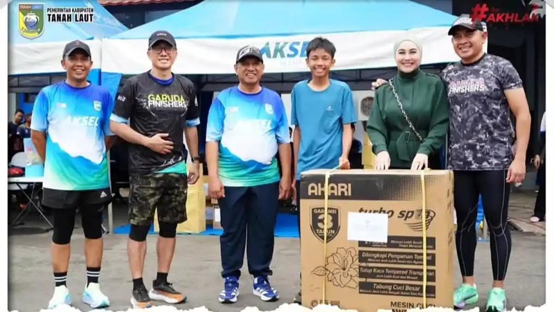 Bank Kalsel Dorong Gaya Hidup Sehat Lewat Aksel Run 2026 Salah seorang peserta Aksel Run 2026, menerima doorprize langsung diserahkan Bupati Tanah Laut (Tala) H Rahmat Trianto dan Fachruddin Dirut Bank Kalsel .ist