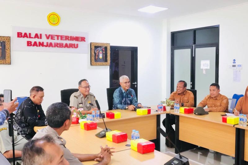Iwan Alabio Datangi Balai Veteriner Banjarbaru, Bawa Misi Lindungi Ternak Unggulan HSU BERSAMA-Wabup HSU Hero Setiawan bersama Dinas Pertanian kunjungi Balai Veteriner Banjarbaru. (yusuf)